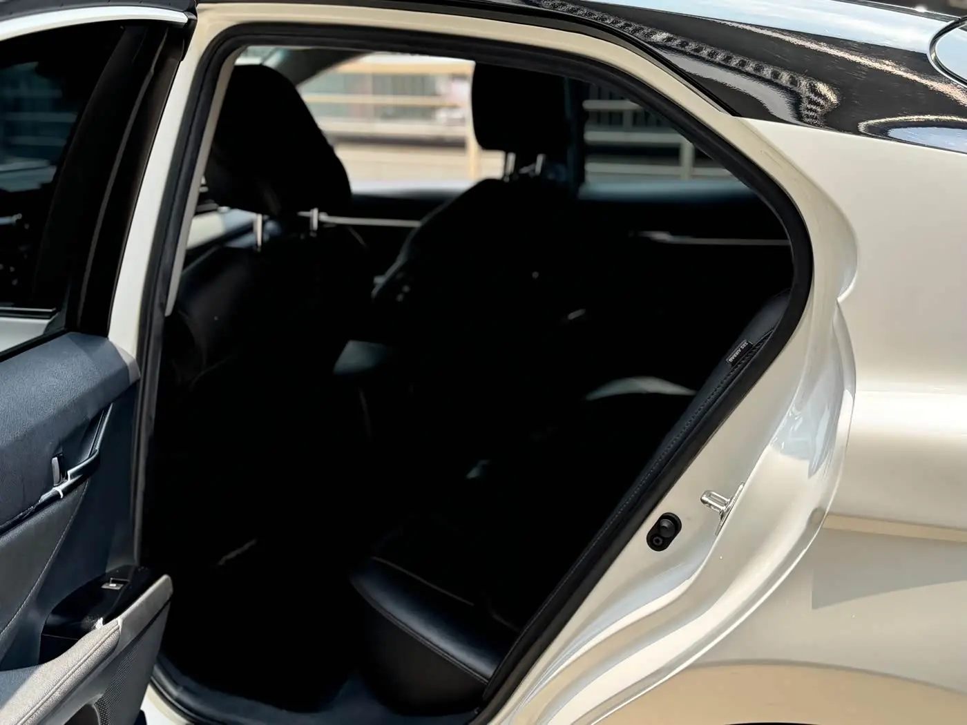 Toyota Camry 2021 — Photo 9/16