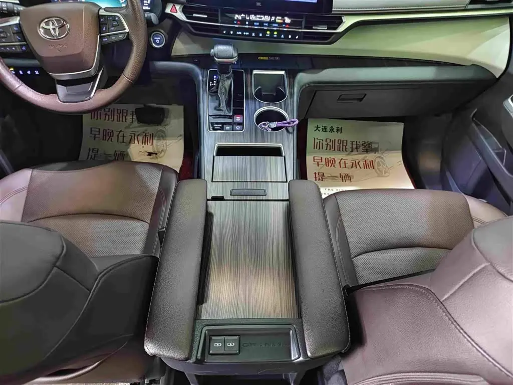 Toyota Granvia 2023 — Photo 8/18