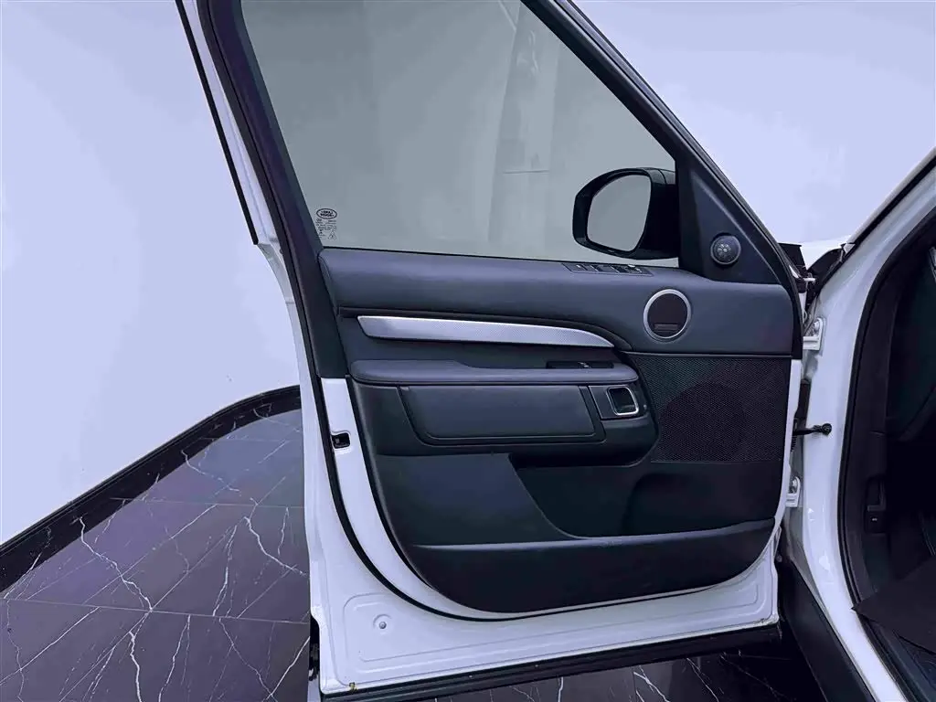 Land Rover Discovery 2020 — Photo 17/20