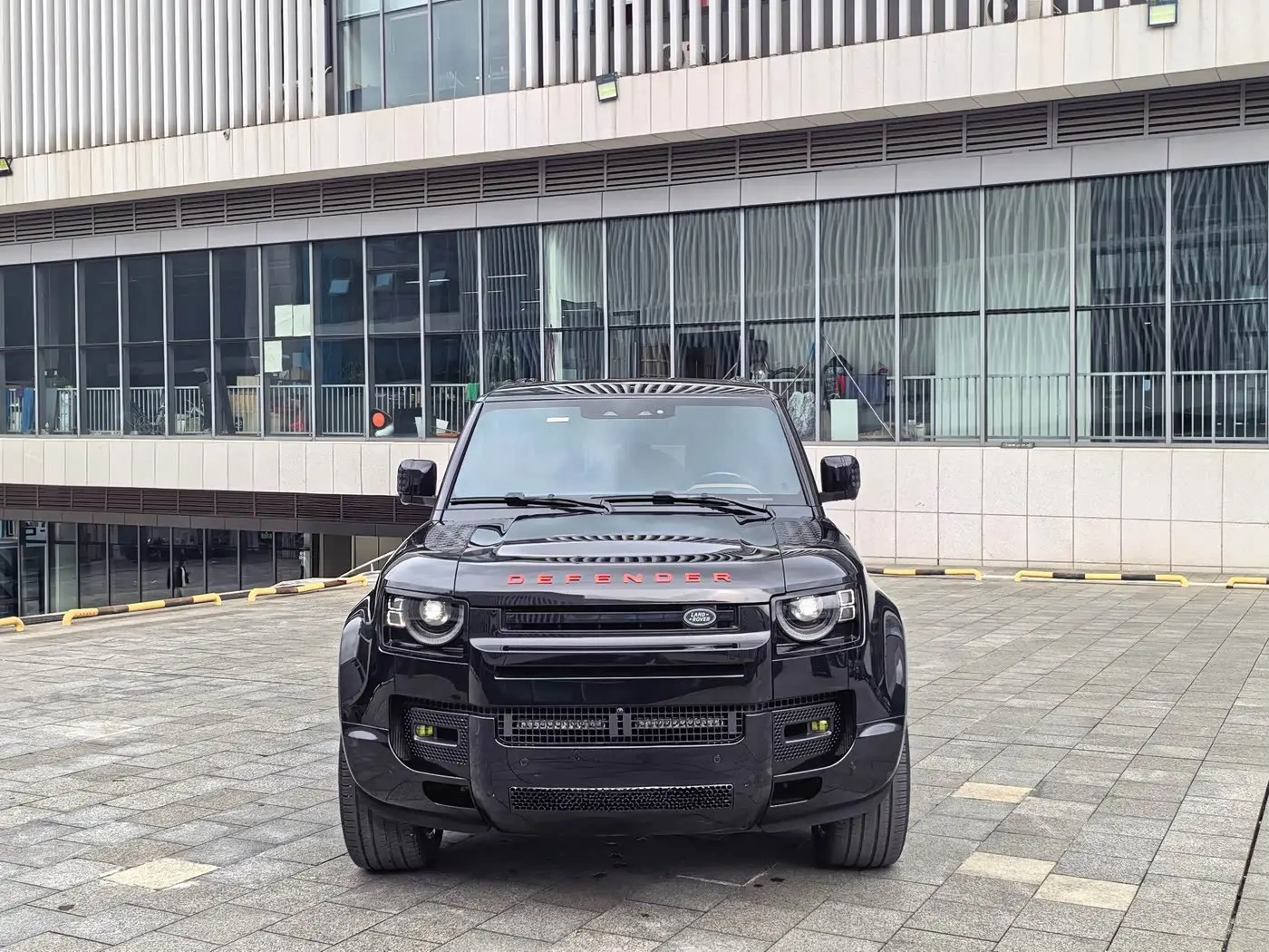 Land Rover Defender 2023 — Photo 2/20