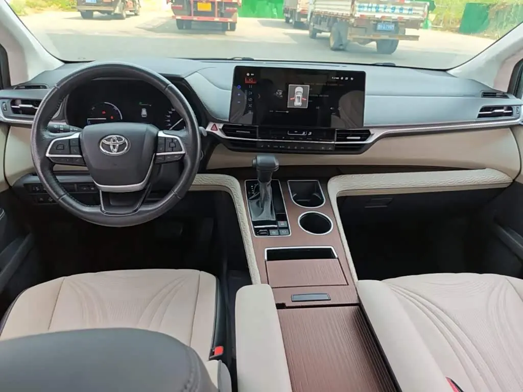 Toyota Sienna 2023 — Фото 10/20