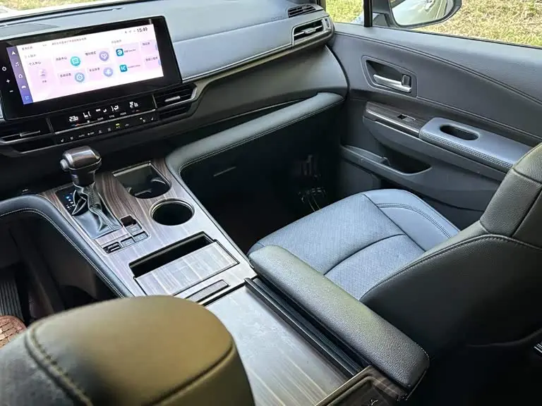 Toyota Sienna 2024 — Фото 13/19