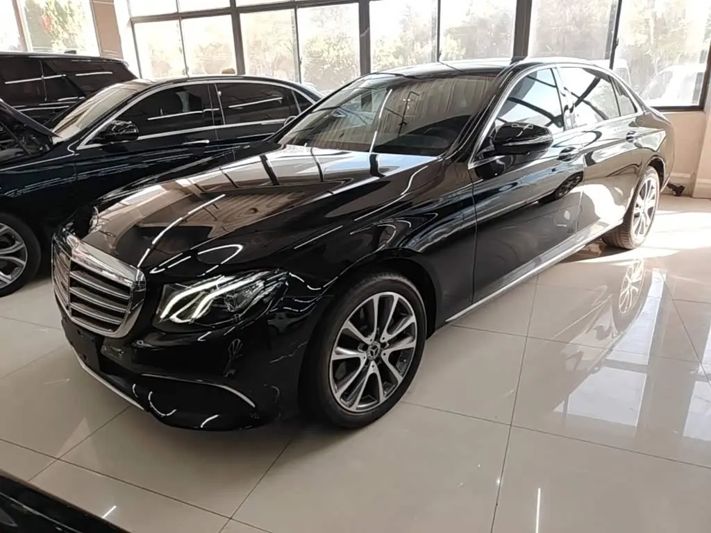 Mercedes-Benz E-Class 2019 — Photo 1/20