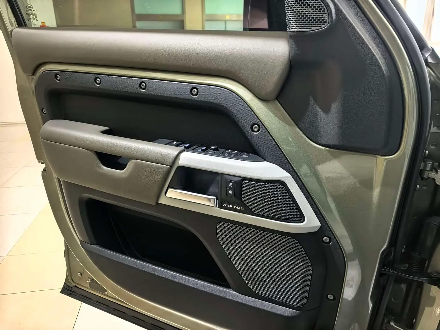 Land Rover Defender 2020 — Фото 18/18