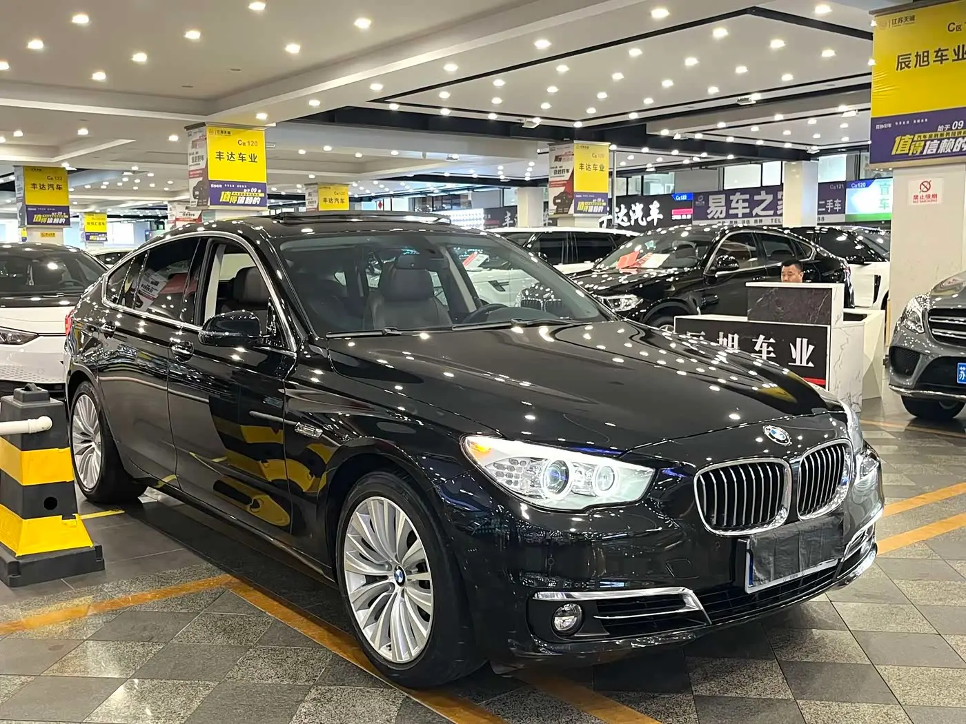 BMW 5 Series GT 2014 — Фото 16/20