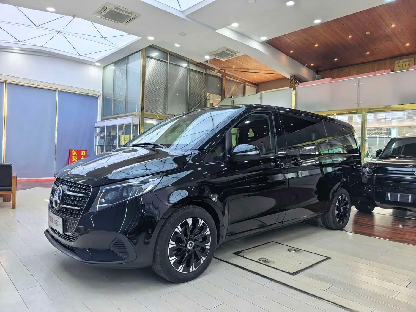 Mercedes-Benz V-Class 2024 — Фото 1/20