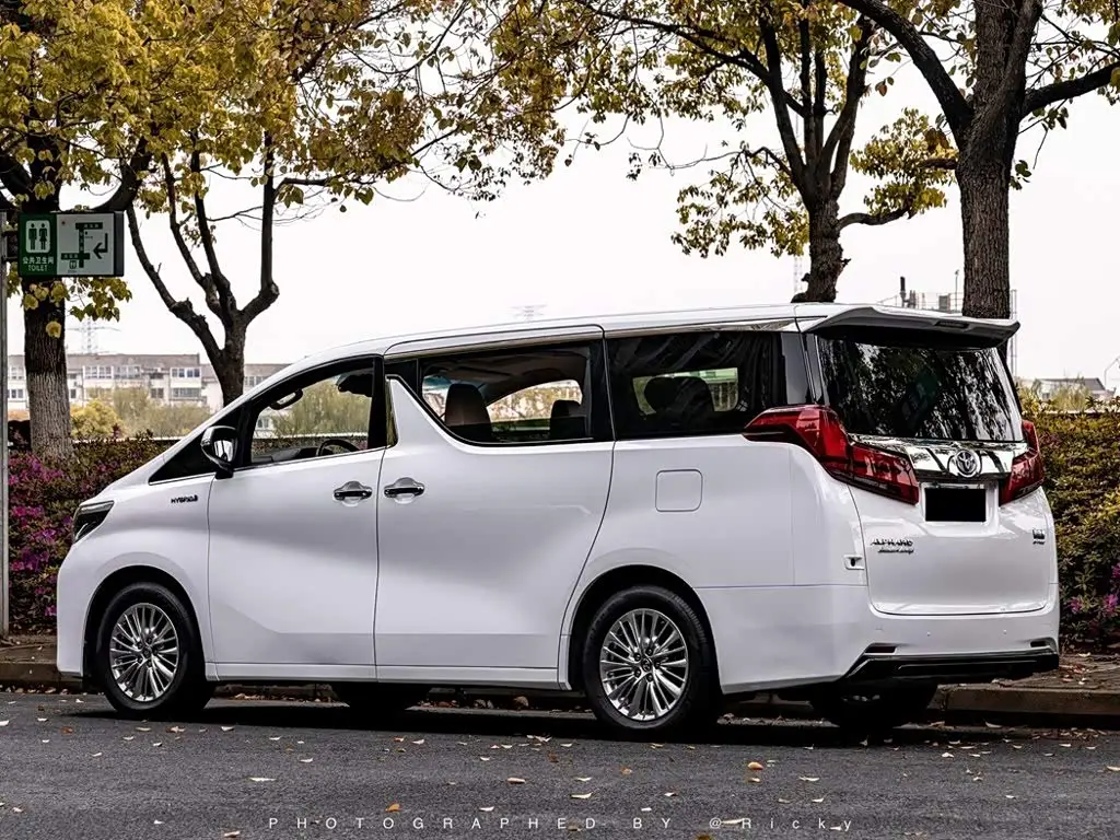 Toyota Alphard 2020 — Photo 17/18