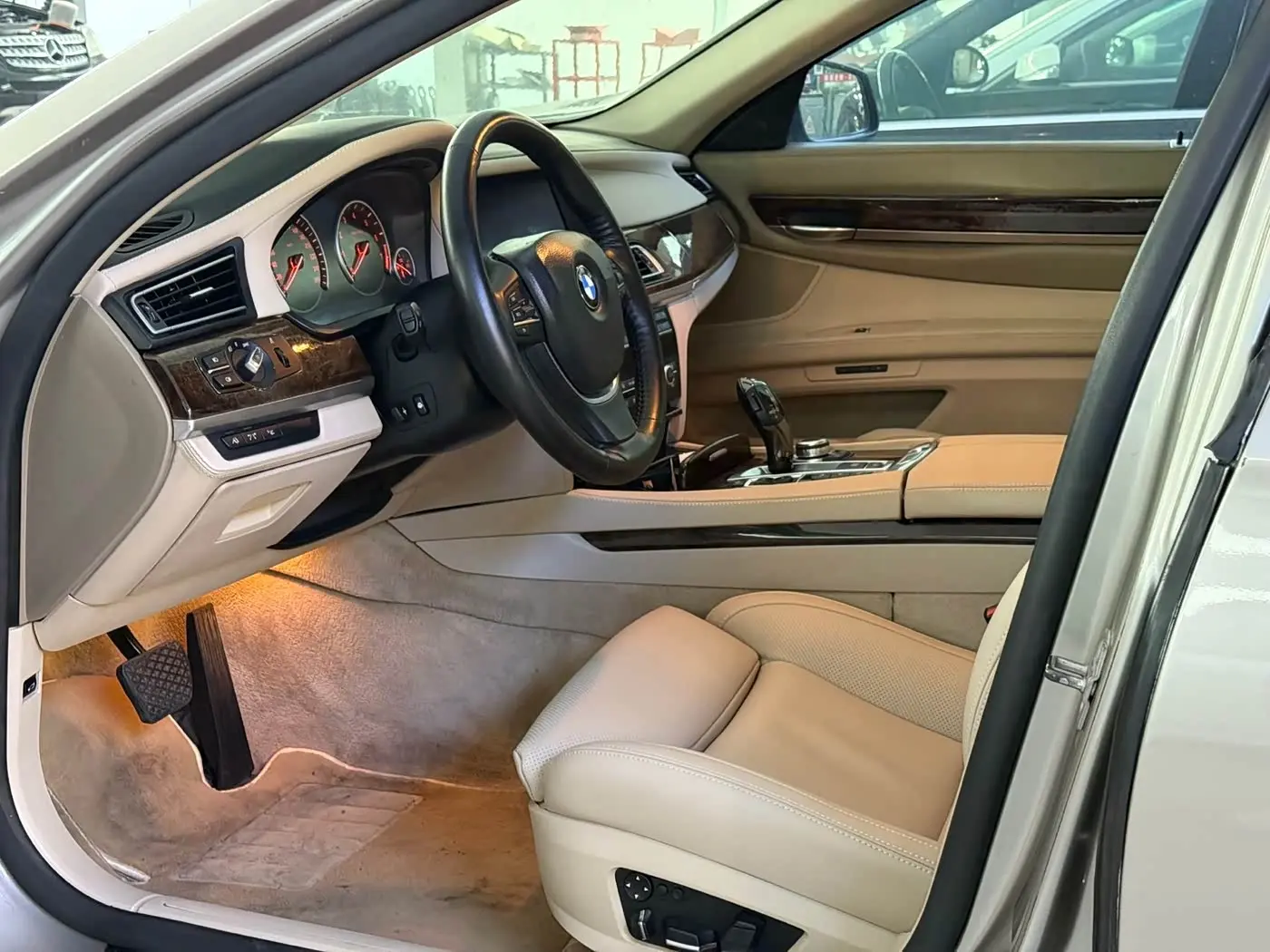 BMW 7 Series 2010 — Фото 2/8