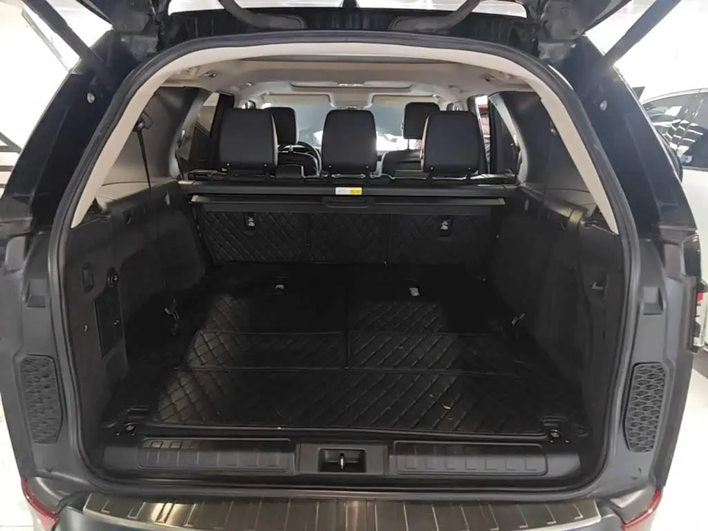 Land Rover Discovery 2017 — Photo 19/20