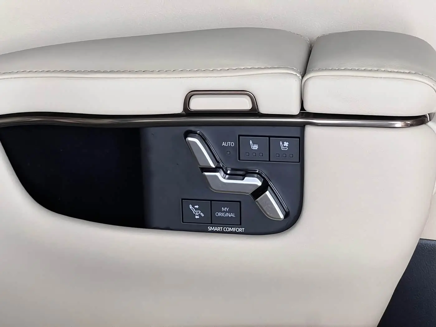 Toyota Vellfire 2023 — ფოტო 17/20