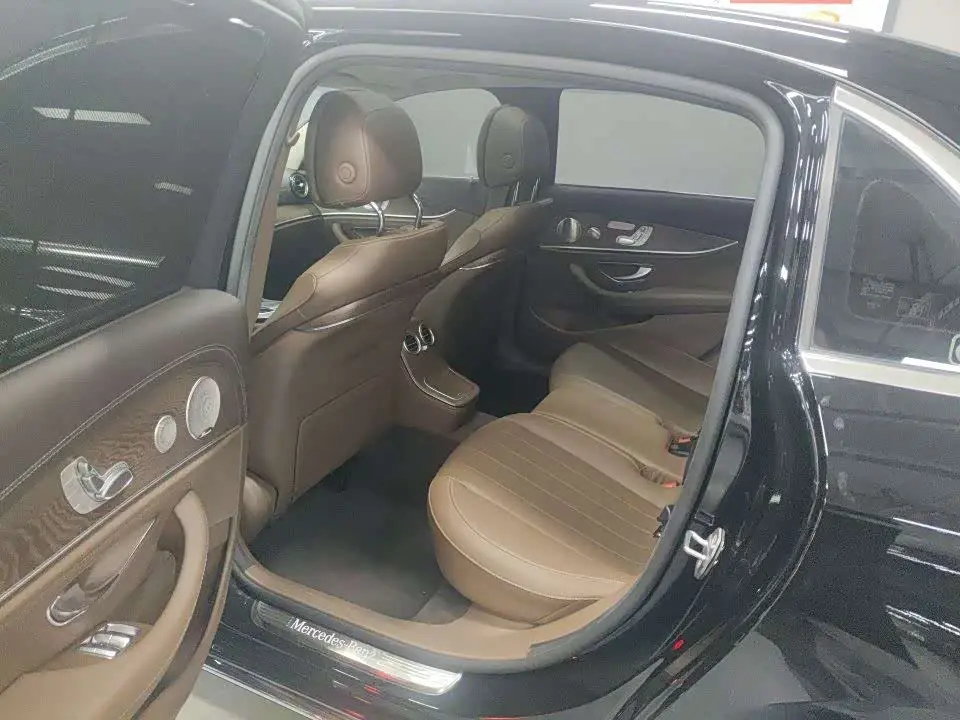 Mercedes-Benz E-Class 2022 — Photo 9/9