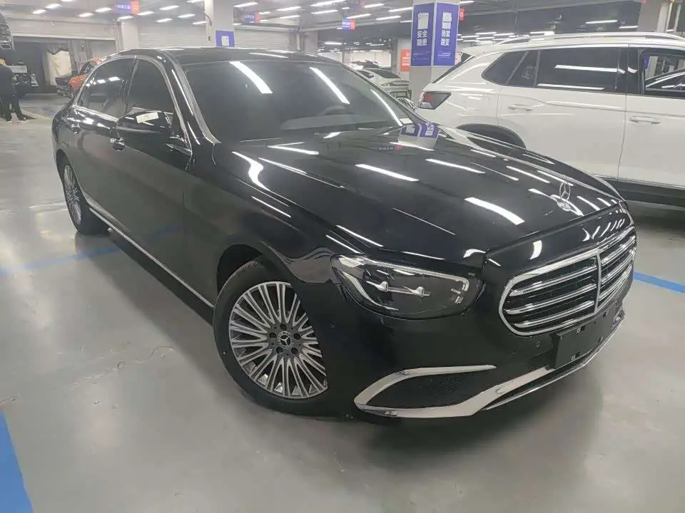 Mercedes-Benz E-Class 2022 — Photo 1/9