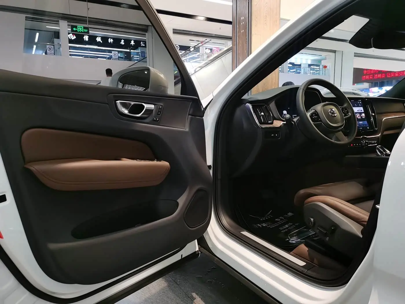 Volvo XC60 Plug-in Hybrid 2024 — Фото 5/17