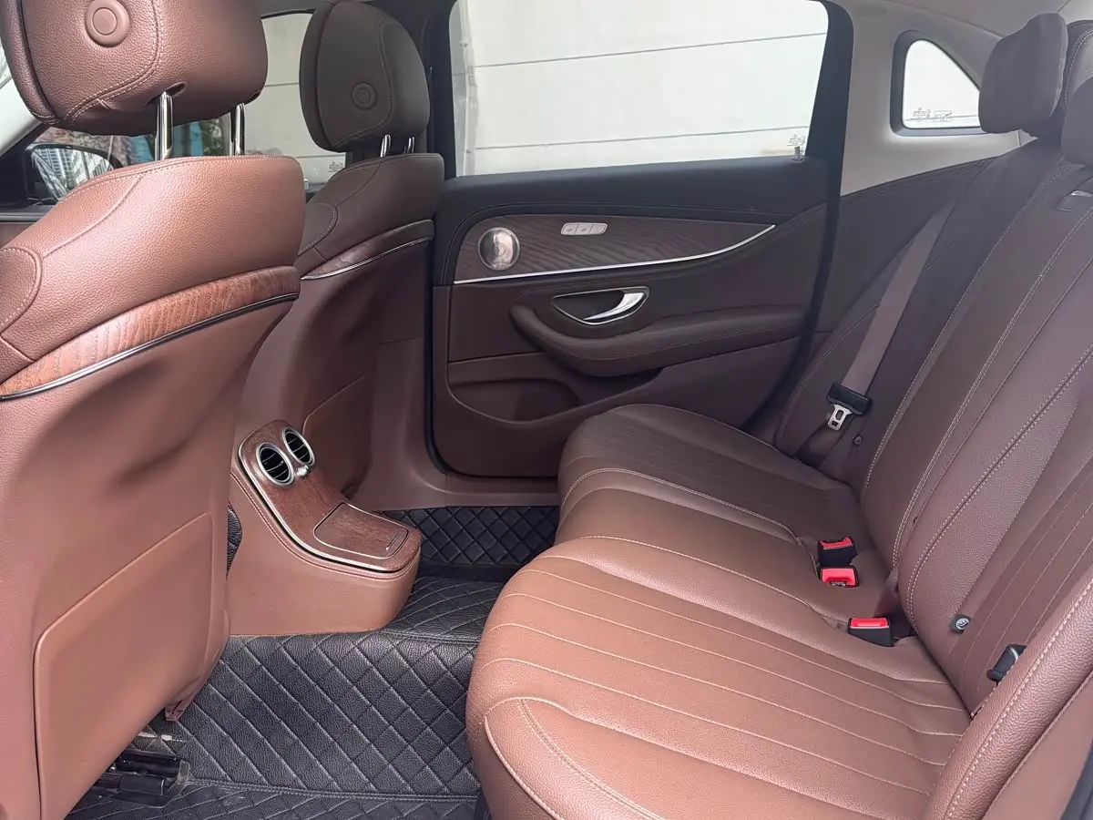 Mercedes-Benz E-Class 2023 — Photo 12/13