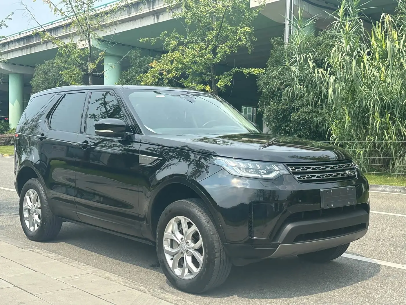Land Rover Discovery 2019 — Фото 8/20