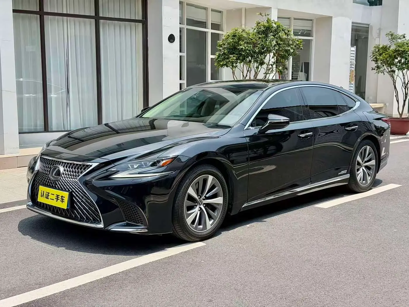 Lexus LS 2020 — Photo 1/17
