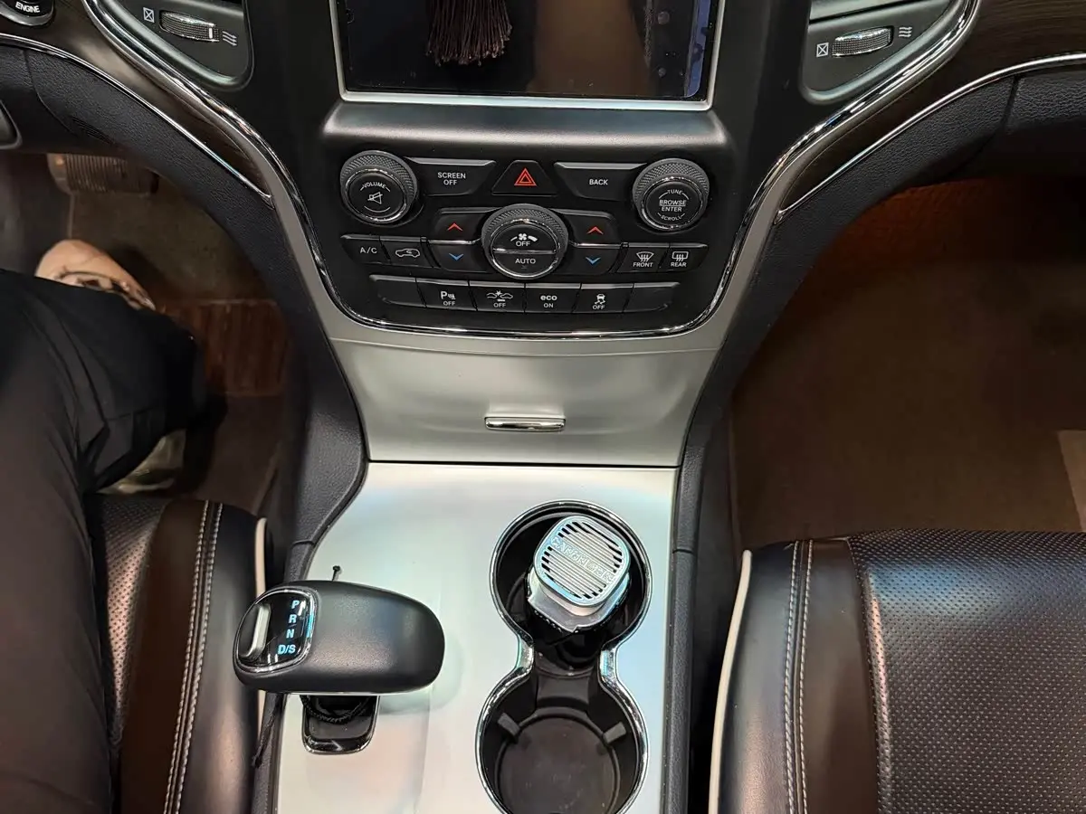 Jeep Grand Cherokee 2015 — Фото 9/9