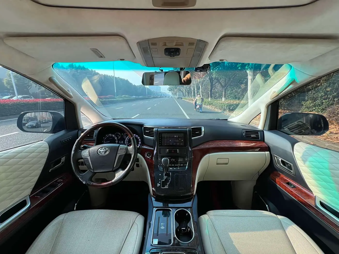 Toyota Alphard 2012 — Photo 15/18