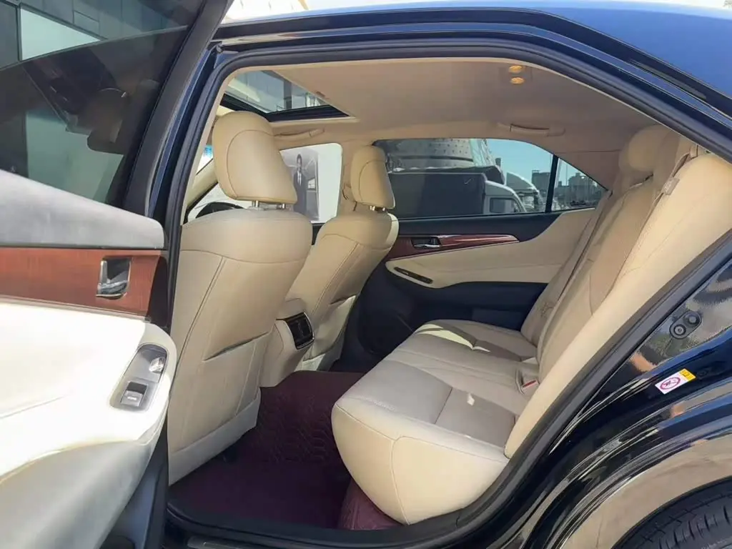 Toyota Crown 2017 — Şəkil 18/20