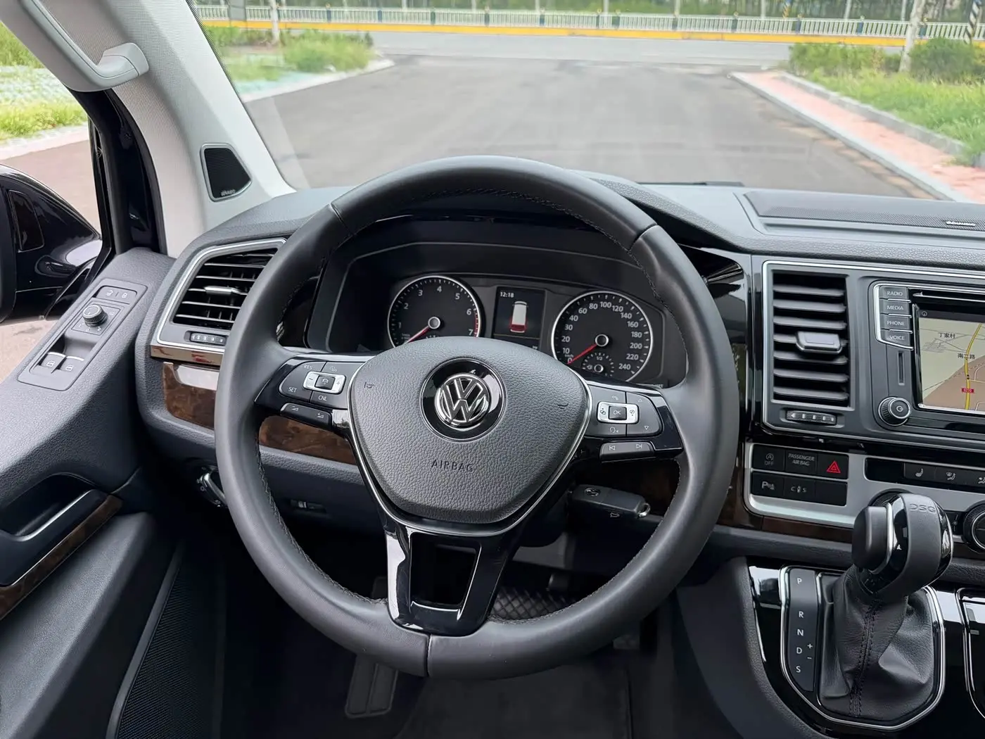 Volkswagen Multivan 2017 — Фото 8/20