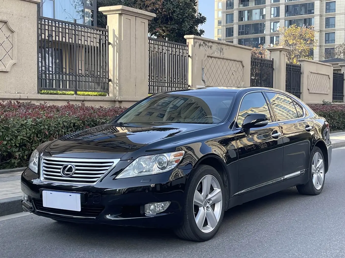 Lexus LS 2011 — Фото 1/18