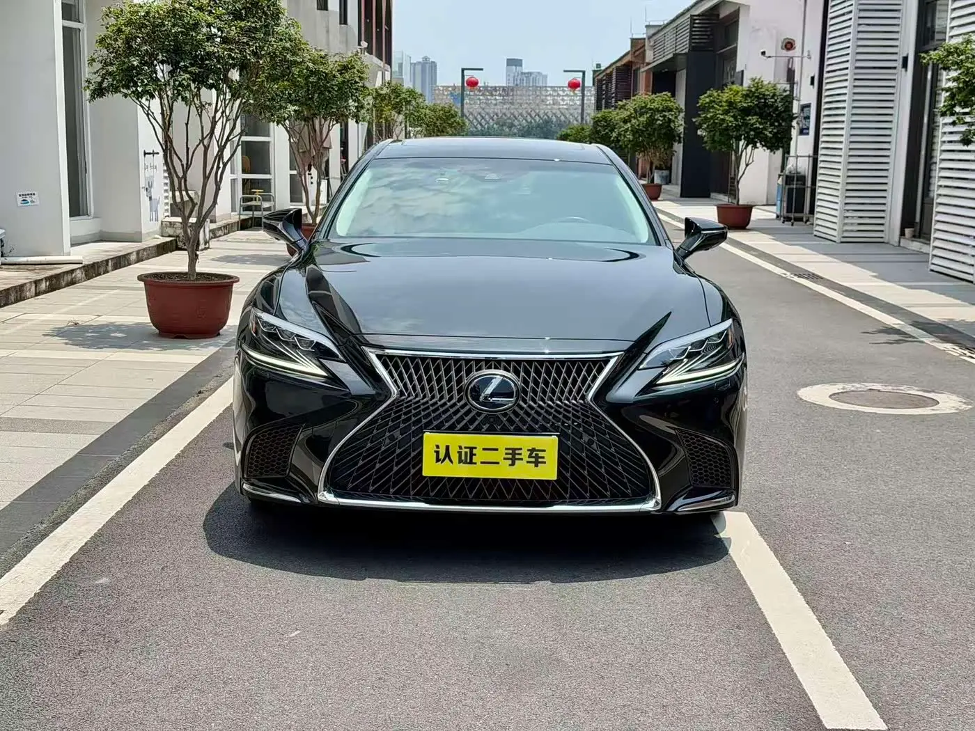 Lexus LS 2020 — Photo 2/17