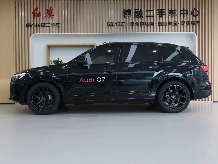 Audi Q7 2024 — Фото 2/18