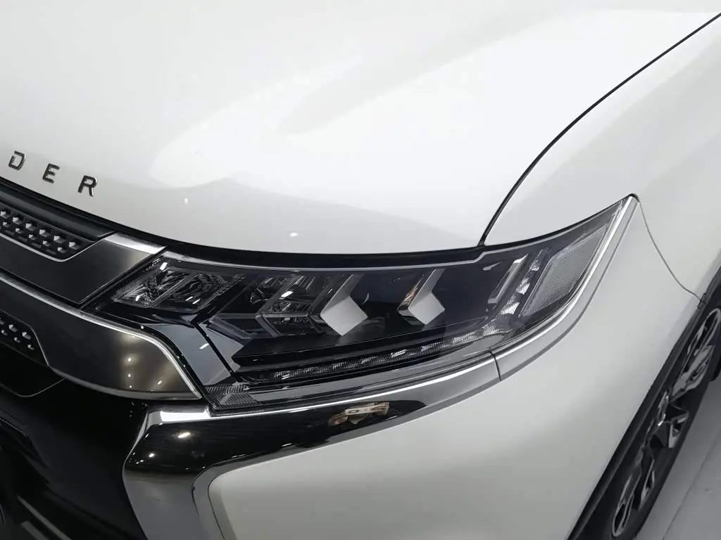 Mitsubishi Outlander 2020 — Photo 7/20