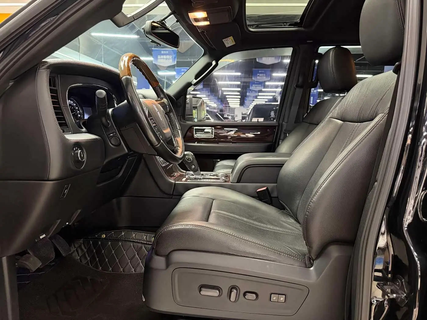 Lincoln Navigator 2017 — Photo 11/20