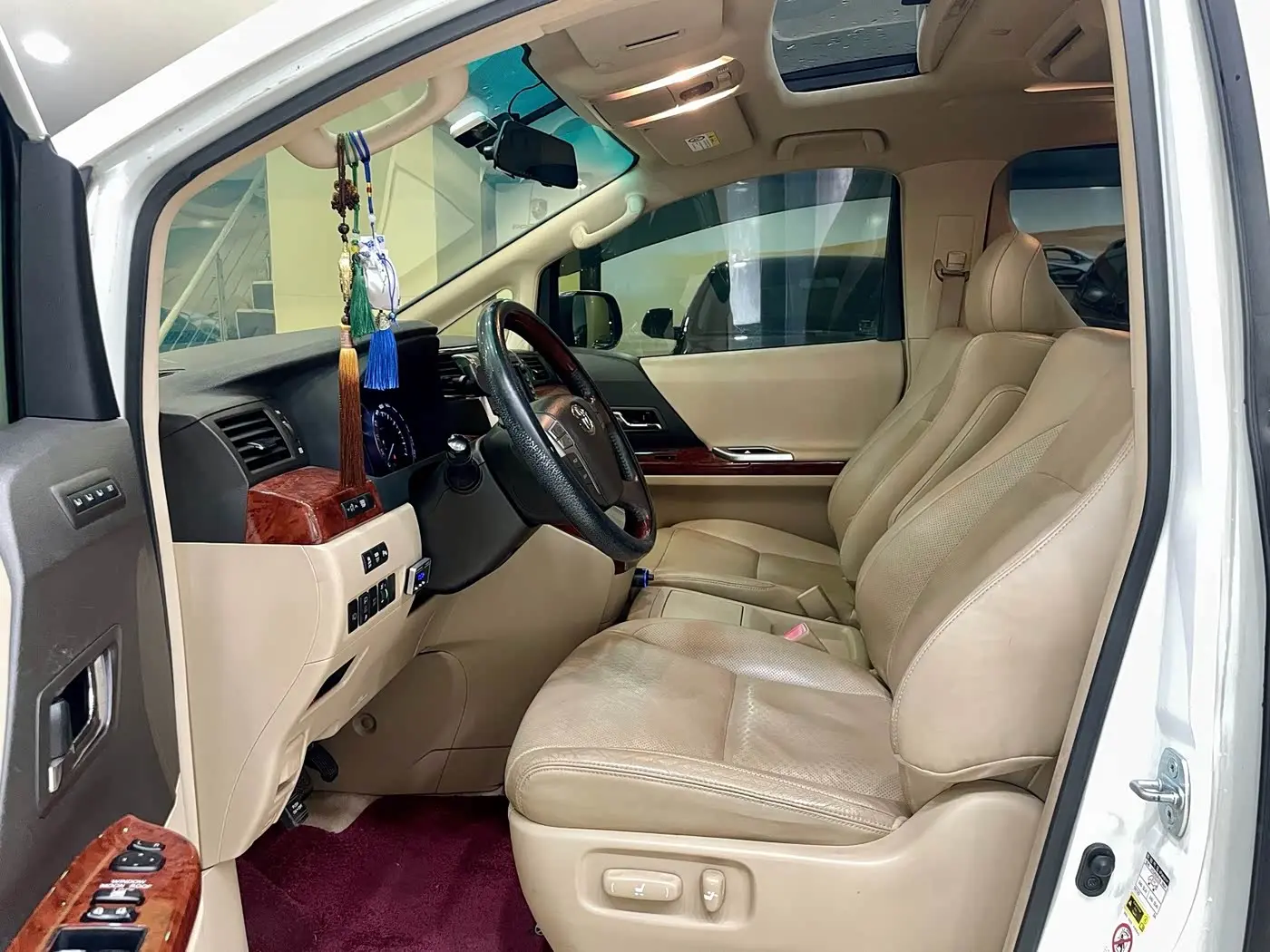 Toyota Alphard 2010 — Photo 8/20