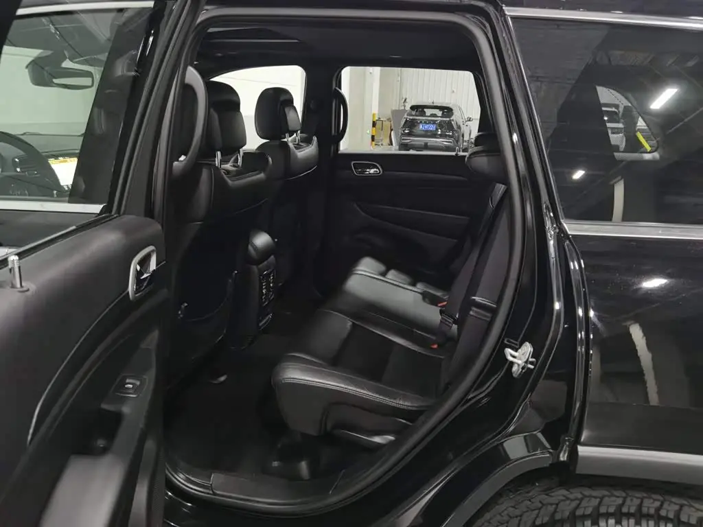 Jeep Grand Cherokee 2021 — Фото 15/20
