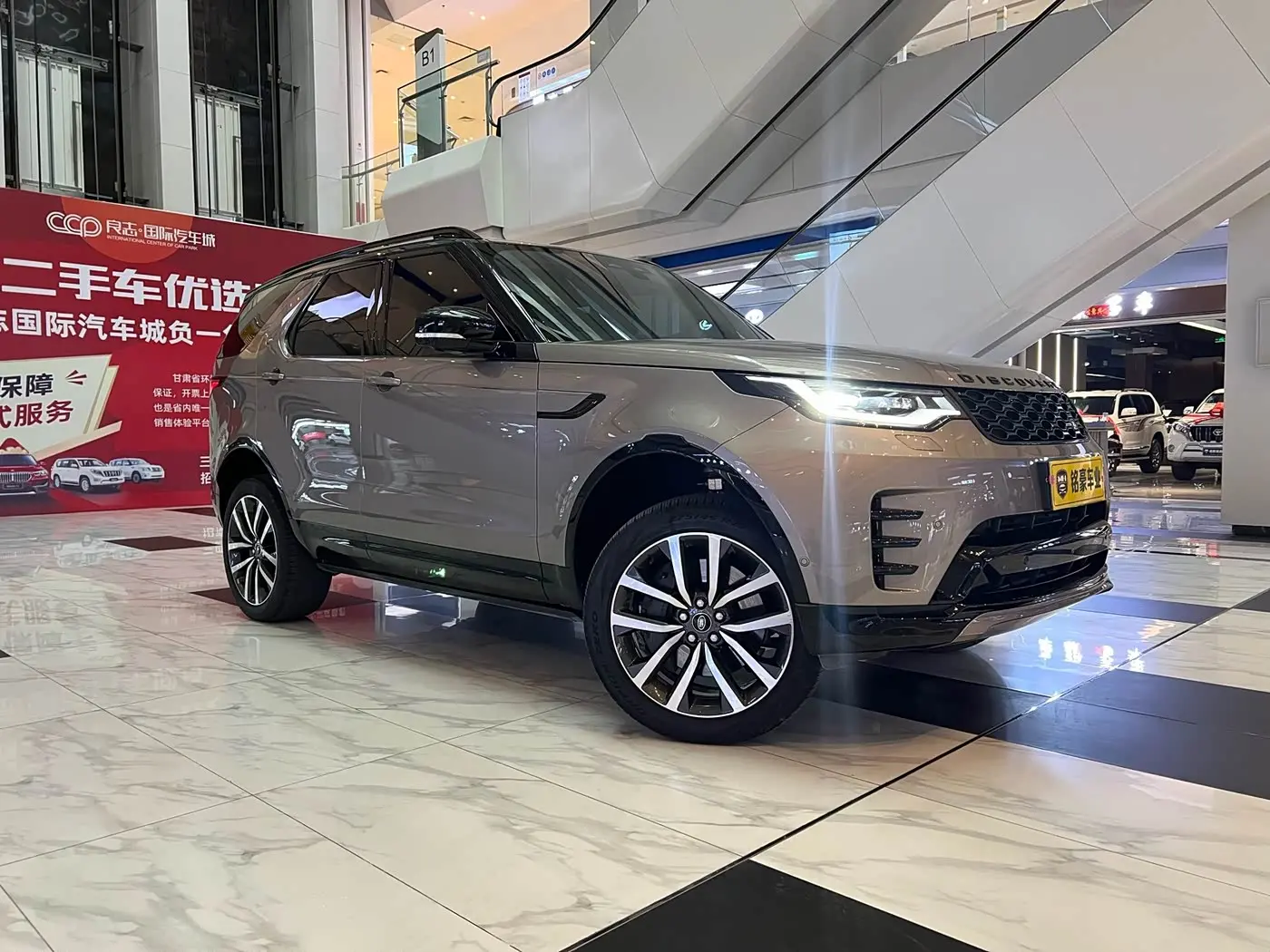 Land Rover Discovery 2023 — Фото 1/17