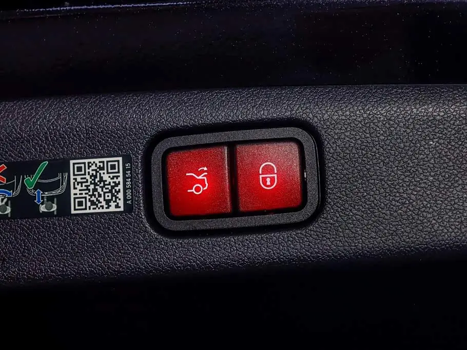 Mercedes-Benz E-Class 2024 — Photo 7/20