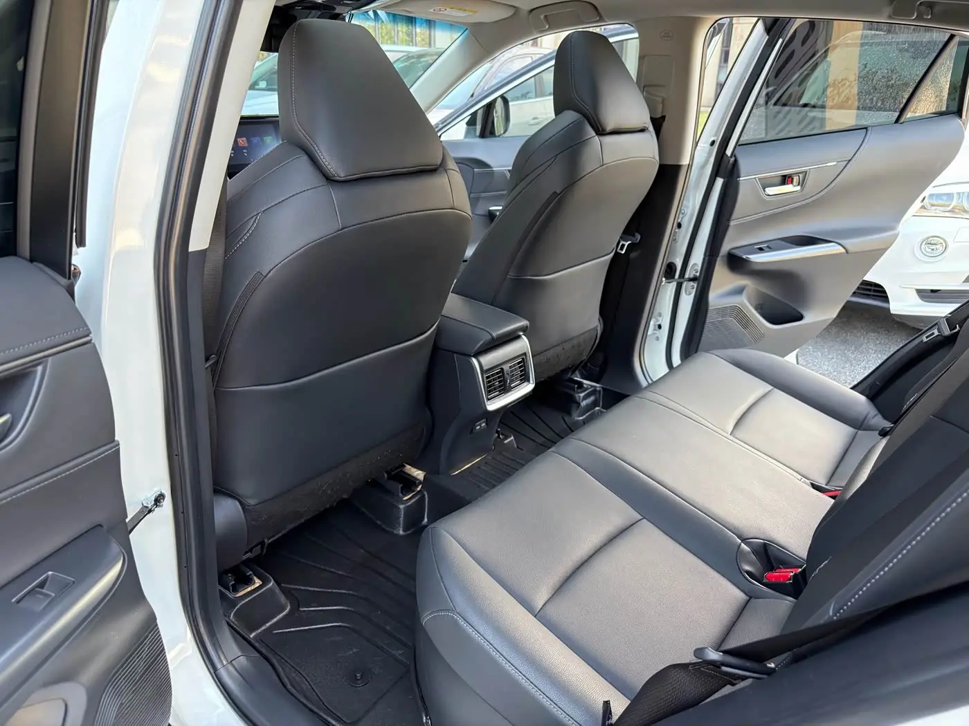 Toyota Venza 2023 — Фото 7/15