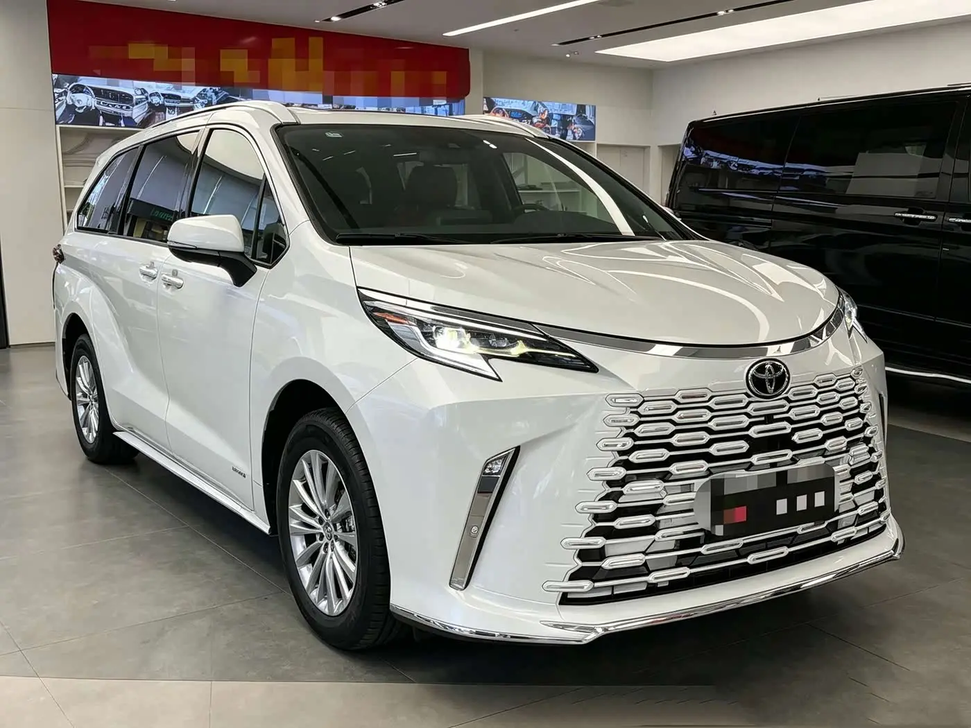 Toyota Granvia 2024 — Photo 2/15