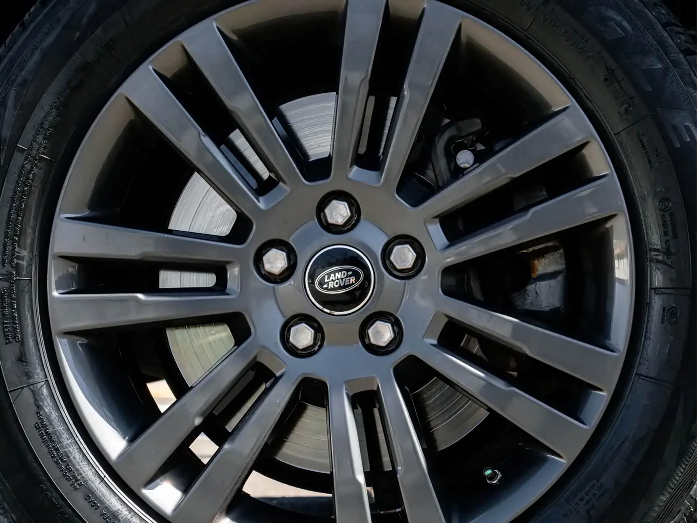 Land Rover Discovery 2016 — Photo 19/20