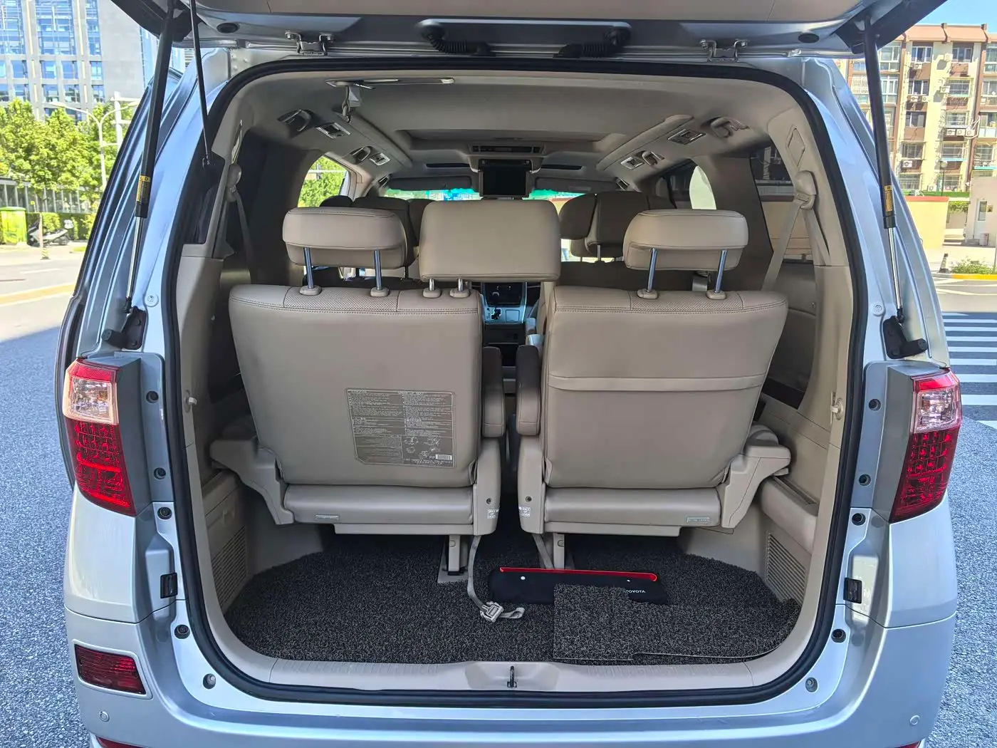Toyota Alphard 2010 — Photo 18/20