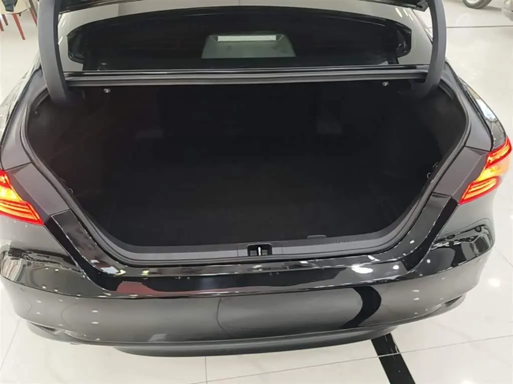Toyota Camry 2021 — Photo 19/20