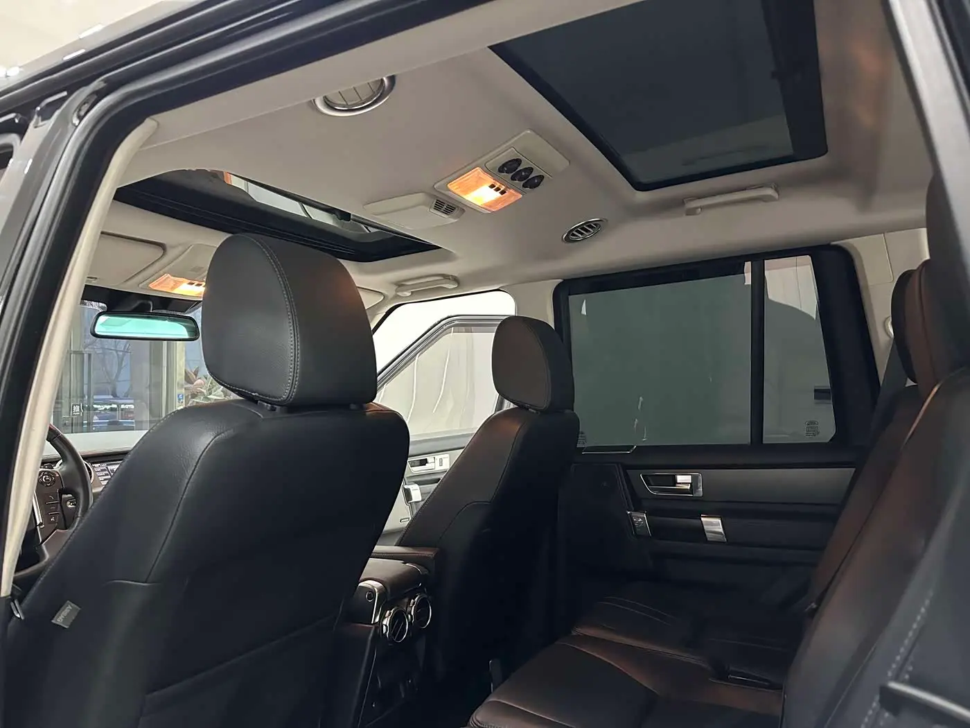 Land Rover Discovery 2015 — Фото 13/20