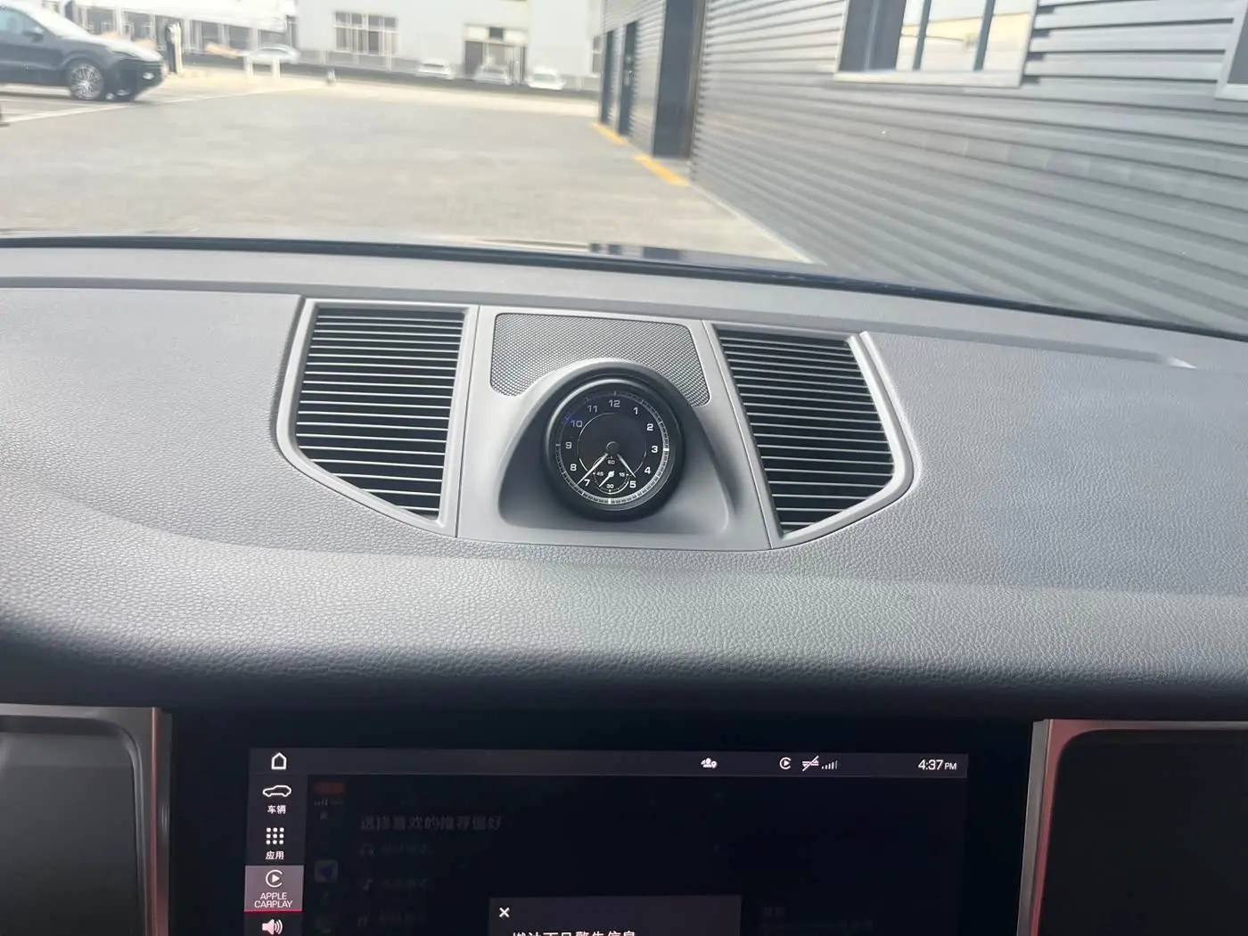 Porsche Macan 2023 — Photo 15/18