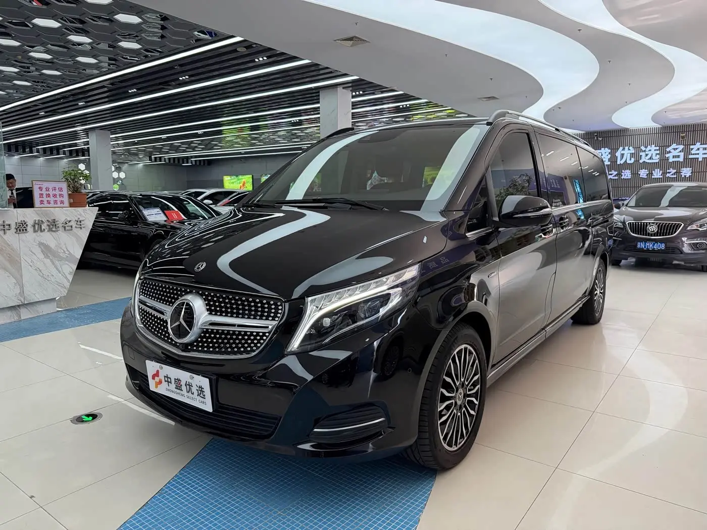Mercedes-Benz V-Class 2020 — Photo 1/20