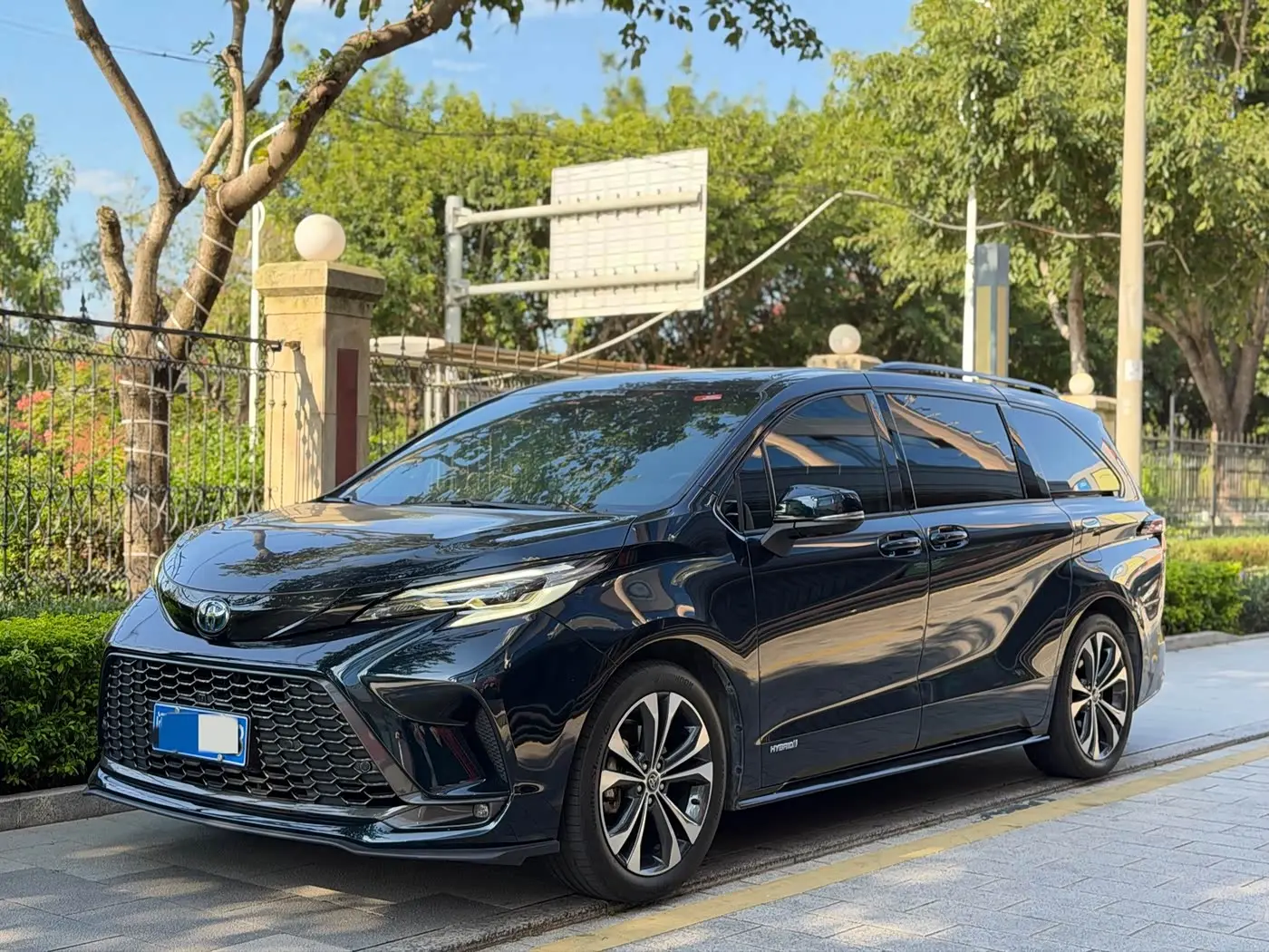 Toyota Granvia 2023 — Photo 1/9