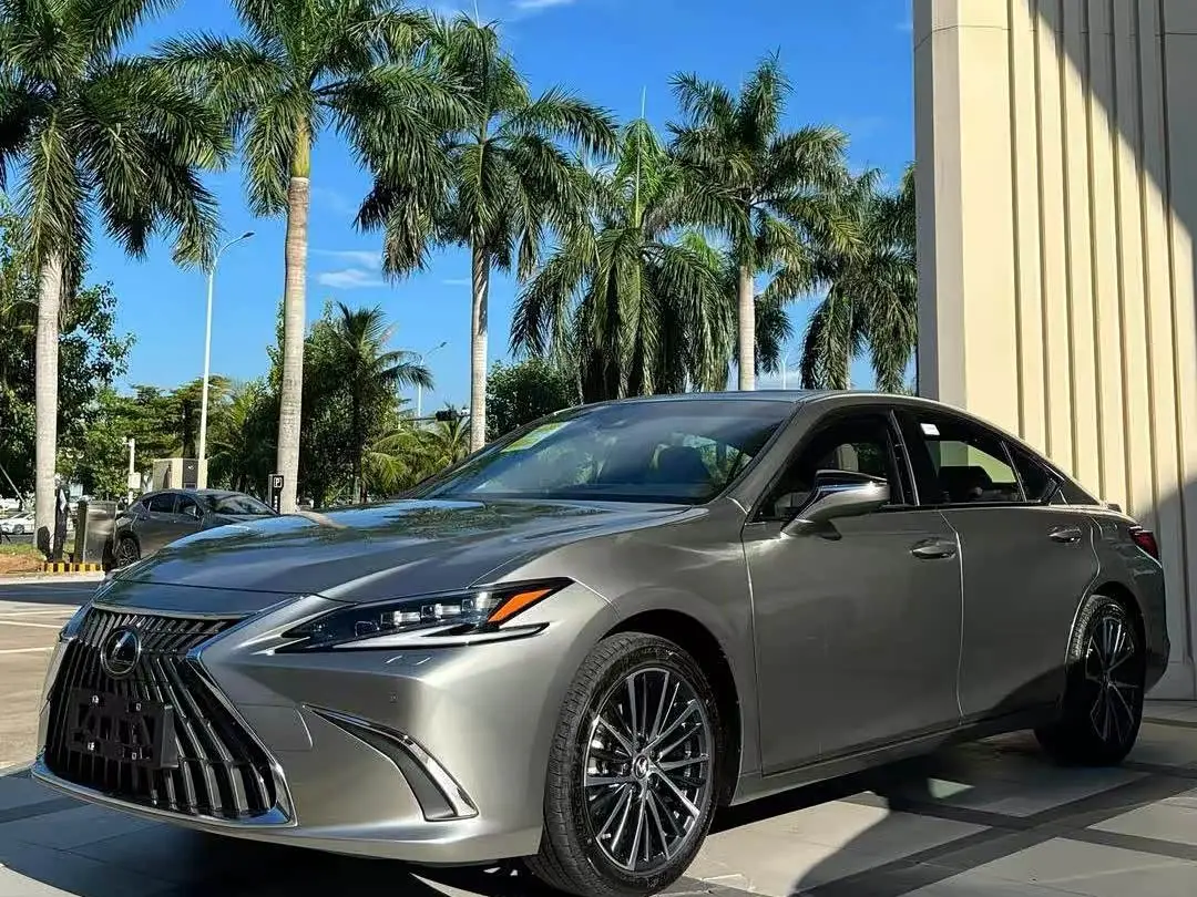 Lexus ES 2023 — Фото 1/3