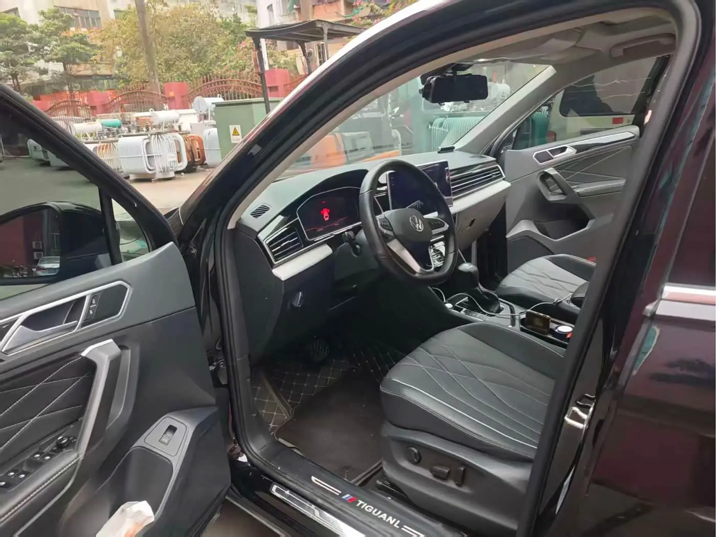 Volkswagen Tiguan L 2024 — Photo 5/8