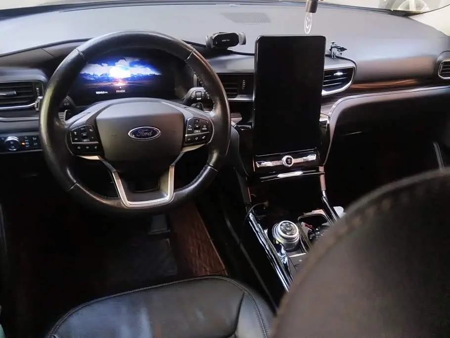 Ford Explorer 2020 — Photo 12/16