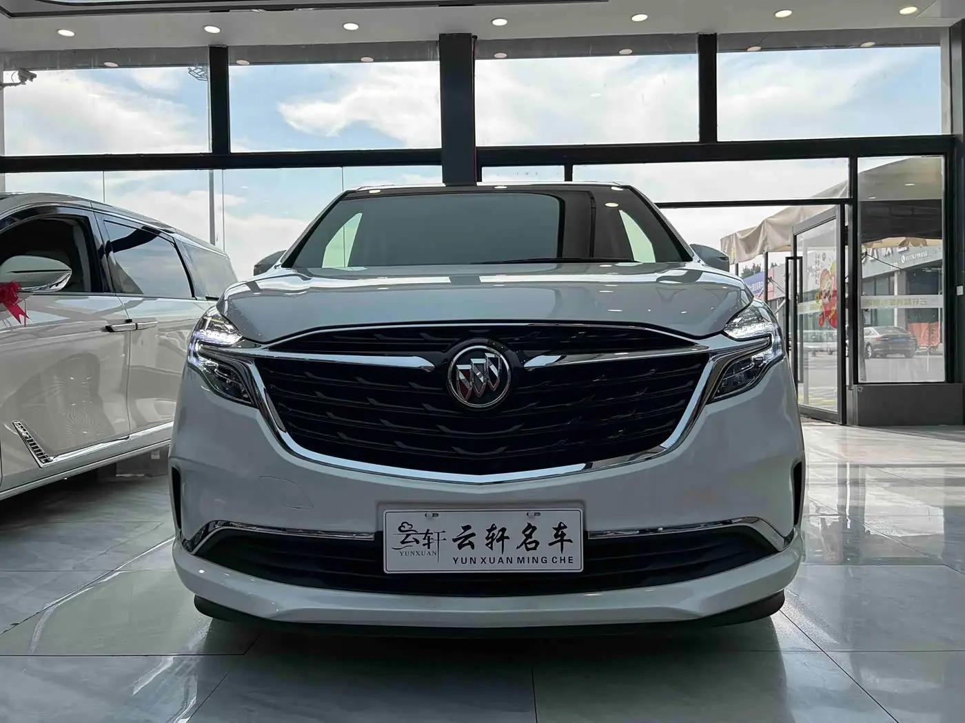 Buick GL8 2021 — Photo 2/19