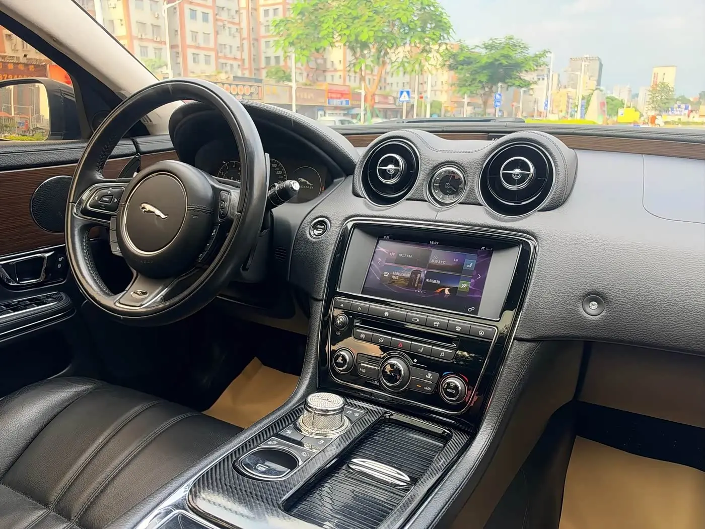 Jaguar XJ 2018 — Photo 11/19