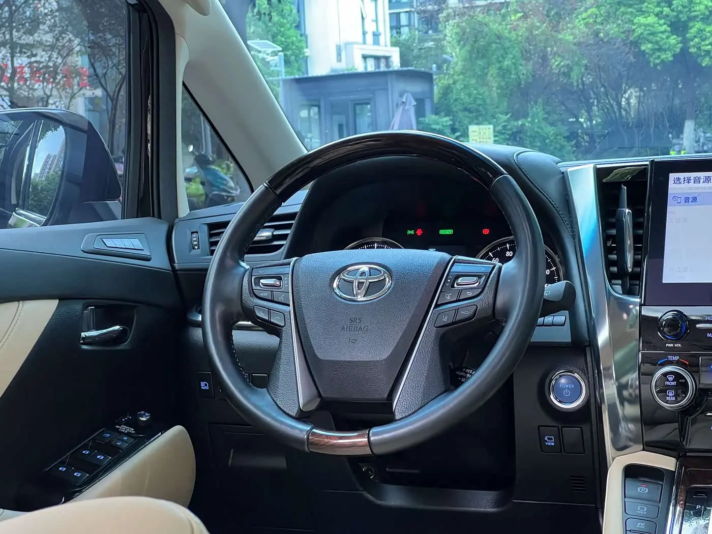 Toyota Alphard 2022 — Photo 13/20