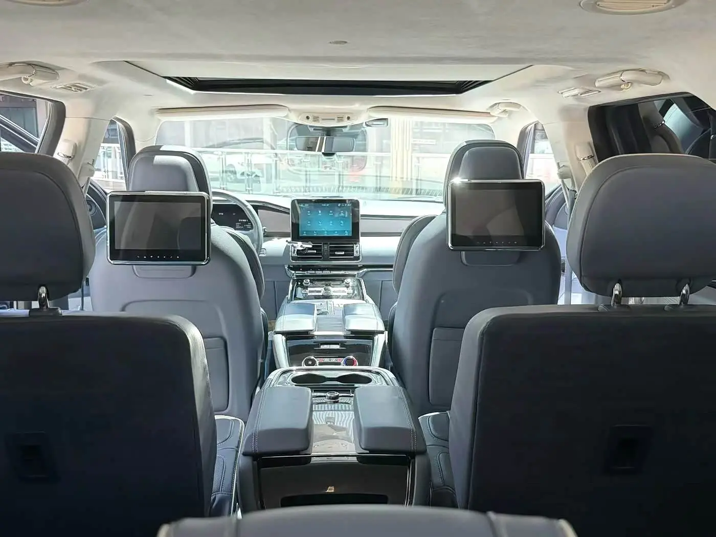 Lincoln Navigator 2021 — Photo 2/5