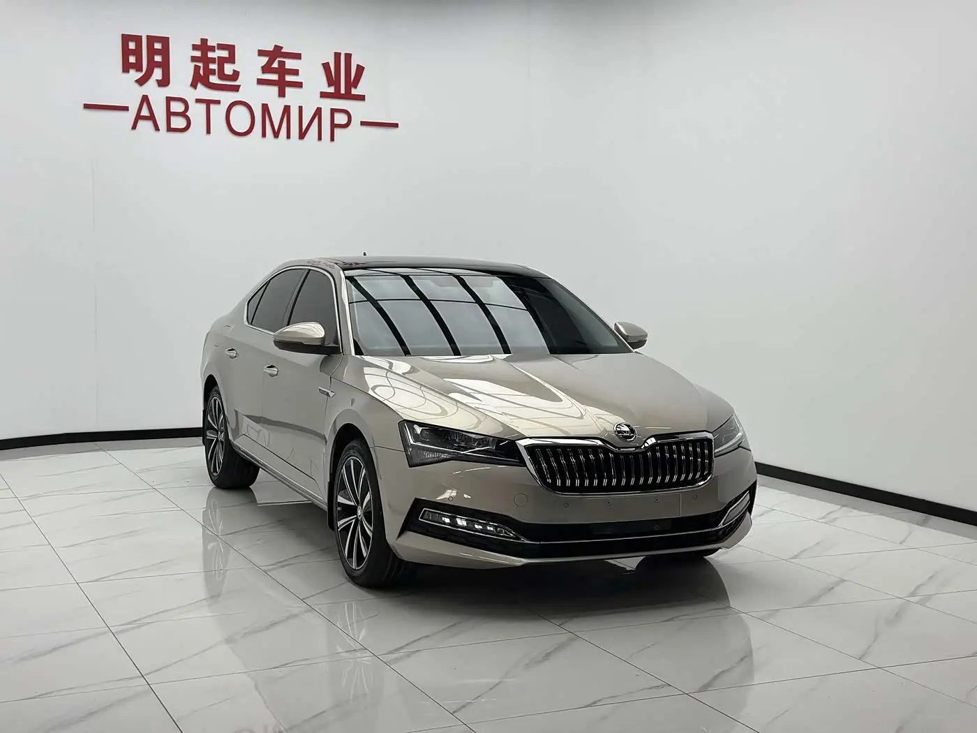 Škoda Superb 2023 — Фото 3/19